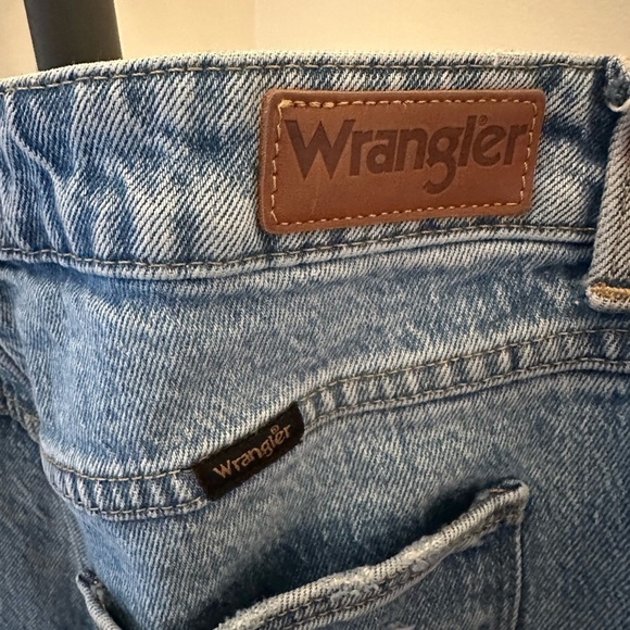 Wrangler Blue Jeans with Distressed Details 6/28 - Picture 7 of 8